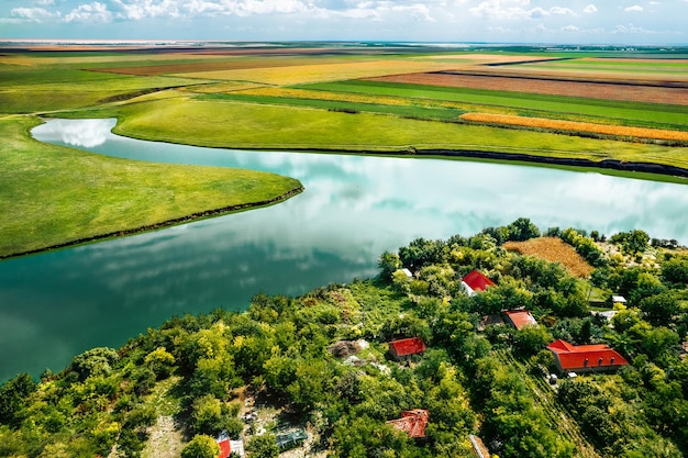 Vista aerea del villaggio sul lago in estate