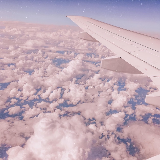 Vista aerea dell'ala dell'aereo contro il cielo