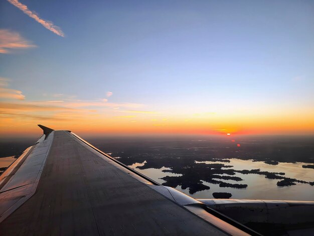 Vista aerea dell'ala dell'aereo e dell'alba sulle acque delle Bahamas