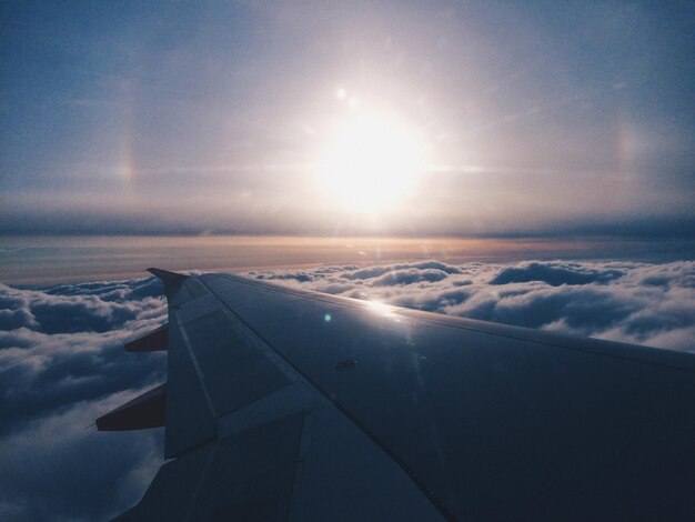 Vista aerea dell'ala di un aereo sul mare contro il cielo durante il tramonto