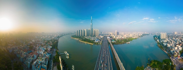 Vista aerea dell'alba al Landmark 81 è un grattacielo super alto e il ponte di Saigon con edifici di sviluppo lungo il paesaggio urbano del fiume Saigon nella bella mattinata con una piccola nebbia intorno alla città