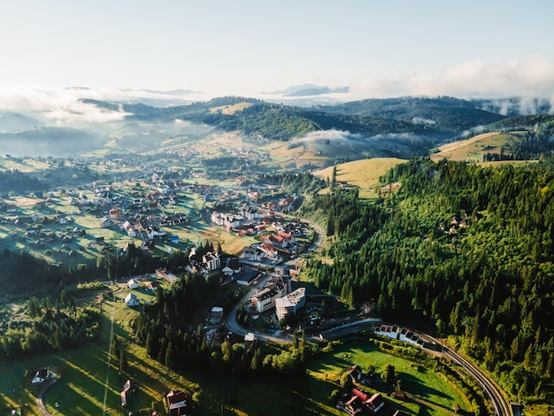 Vista aerea dell'alba sopra il villaggio nelle montagne dei Carpazi. copia spazio