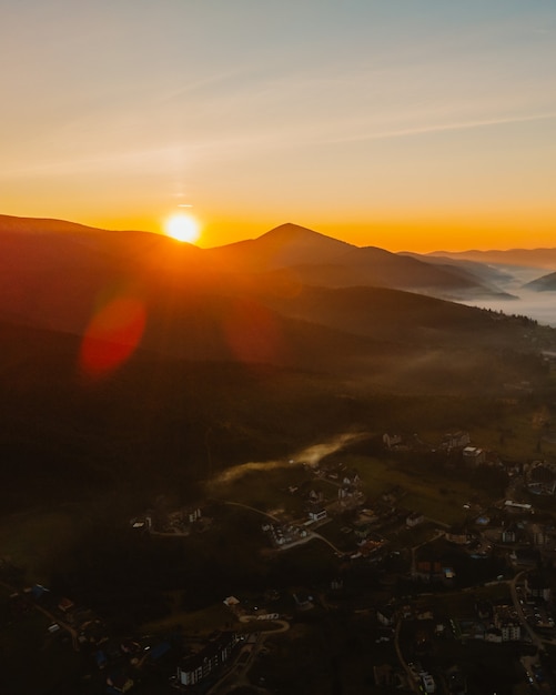 Vista aerea dell'alba sopra lo spazio della copia della catena montuosa