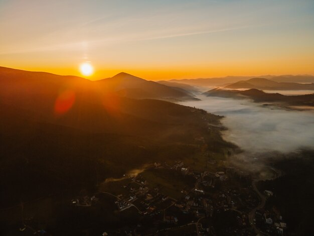 Vista aerea dell'alba sopra lo spazio della copia della catena montuosa