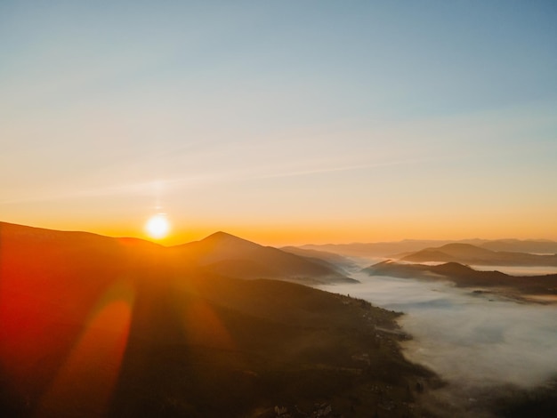 Vista aerea dell'alba sopra lo spazio della copia della catena montuosa