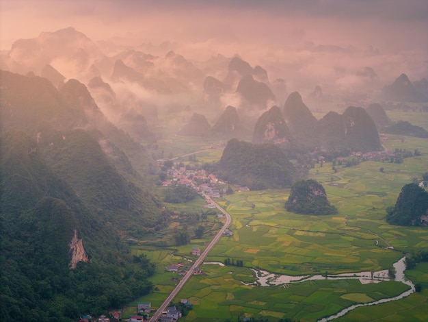 Vista aerea dell'alba sulla montagna nel distretto di Ngoc Con, città di Trung Khanh, provincia di Cao Bang, Vietnam, con campi di riso verdi vicino alla cascata di Ban Gioc.