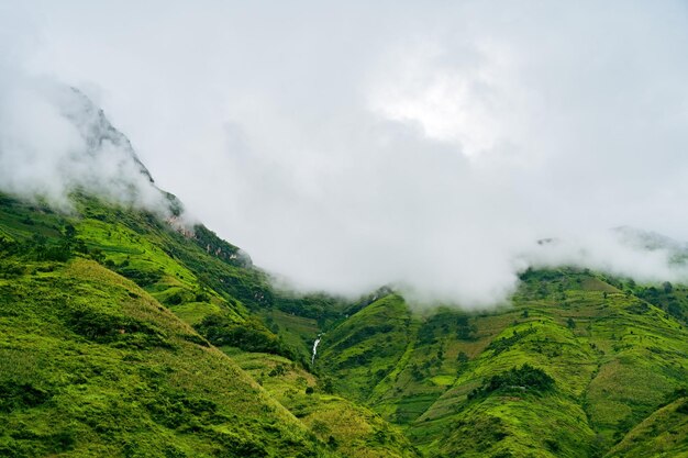 Vista aerea dell'altopiano di Meo Vac Dong Van karts nella provincia di Ha Giang in una mattinata nebbiosa è uno dei posti più belli del nord-est del Vietnam