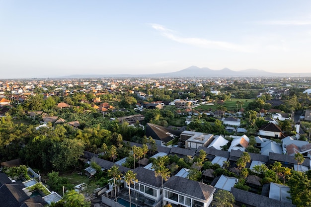 Vista aerea dell'area di Canggu, una delle aree sulla spiaggia di Bali che sta vivendo uno sviluppo massiccio