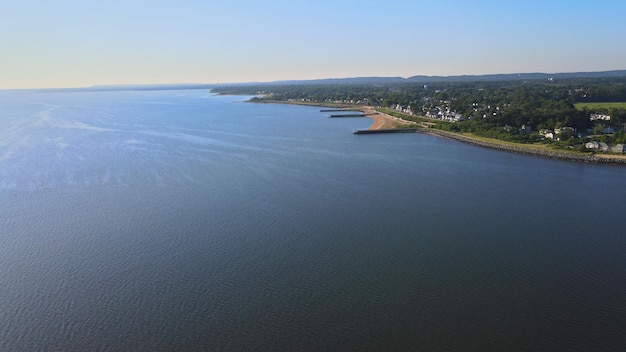 Vista aerea dell'area sulle onde della baia americana sulla spiaggia sabbiosa gialla vista sulla costa dell'oceano da lui