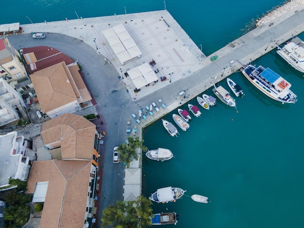 Vista aerea dell'auto che si muove su strada vicino al porto di mare