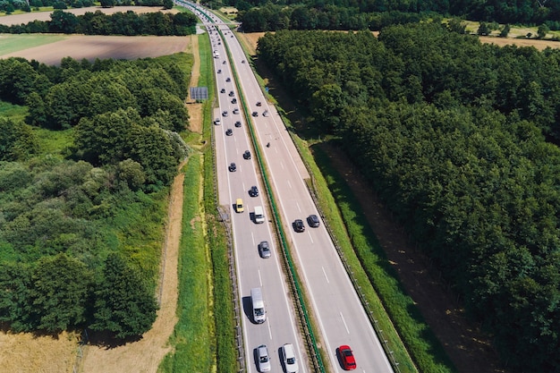 Vista aerea dell'autostrada con auto in movimento. Traffico