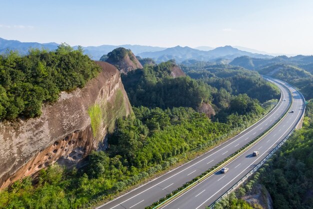 Vista aerea dell'autostrada nella zona montuosa con danxia landform tonggu county provincia di jiangxi in Cina