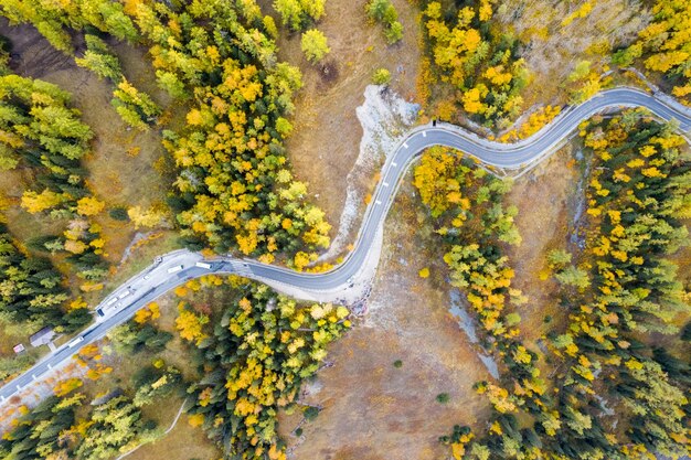 Vista aerea dell'autunno tortuosa montagna roadxinjiang kanas Cina