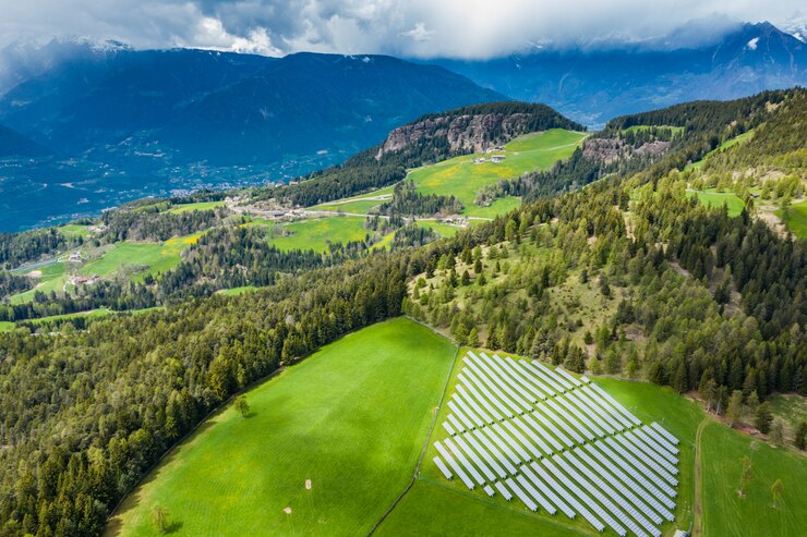 Vista aerea dell'azienda agricola delle batterie solari nelle montagne