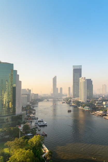 Vista aerea dell'edificio lungo il fiume Chaophraya alba la mattina, Thailandia