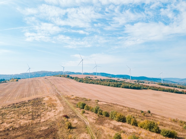 Vista aerea dell'energia verde della centrale elettrica della turbina eolica