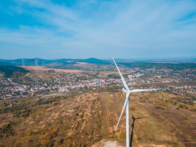 Vista aerea dell'energia verde della centrale elettrica della turbina eolica