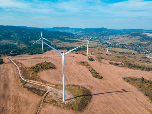 Vista aerea dell'energia verde della centrale elettrica della turbina eolica