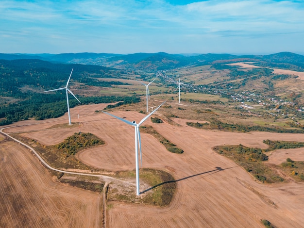 Vista aerea dell'energia verde della centrale elettrica della turbina eolica