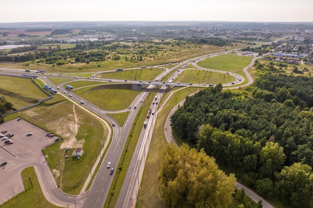 Vista aerea dell'enorme incrocio stradale dell'autostrada con traffico intenso in città