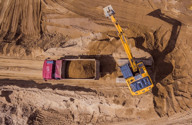 Vista aerea dell'escavatore che lavora al cantiere