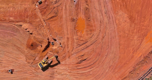 Vista aerea dell'escavatore durante la costruzione di sistemi di drenaggio delle acque piovane fognarie sanitarie