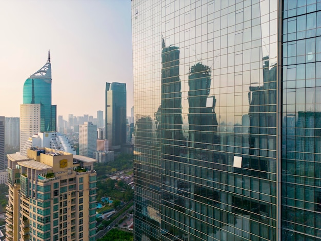 Vista aerea dell'esterno dell'edificio per uffici al mattino