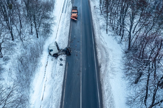 Vista aerea dell'incidente del camion nella glassa della strada invernale nella vista del drone invernale