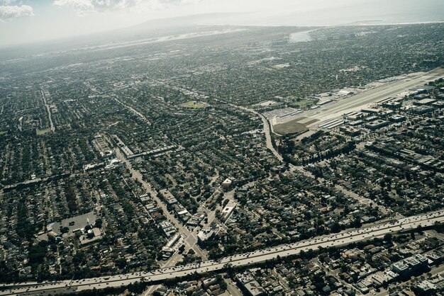 Vista aerea dell'incrocio autostradale con il centro di Los Angeles, Stati Uniti