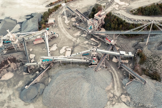 Vista aerea dell'industria pesante dei nastri trasportatori di smistamento della pietra del frantoio di pietra della cava
