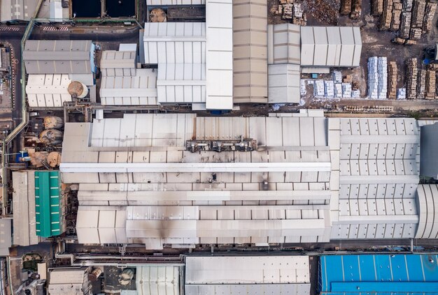 Vista aerea dell'infrastruttura edilizia della centrale elettrica industriale del gasdotto intelligente della raffineria di petrolio e del gasdotto nella zona di sicurezza