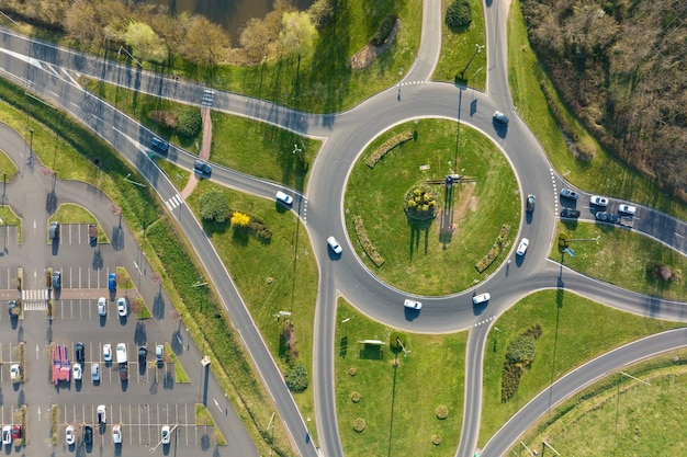 Vista aerea dell'intersezione della rotatoria stradale con traffico intenso in movimento Crocevia del trasporto circolare urbano