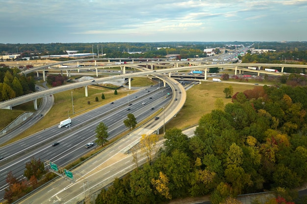 Vista aerea dell'intersezione della superstrada americana con auto e camion in rapido movimento Concetto di infrastruttura di trasporto USA