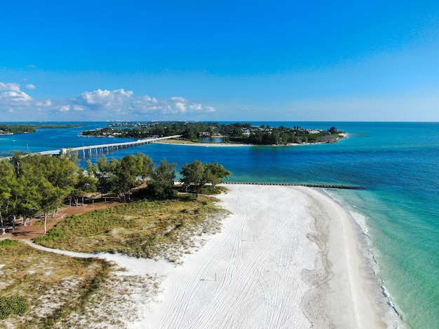 Vista aerea dell'isola barriera della città e delle spiagge dell'isola di Anna Maria sulla costa del Golfo della Florida