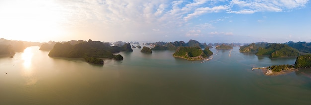 Vista aerea dell'isola di Ha Long Bay Cat Ba, isole uniche di roccia calcarea e picchi di formazione carsica nel mare, famosa destinazione turistica in Vietnam. Cielo blu scenico.