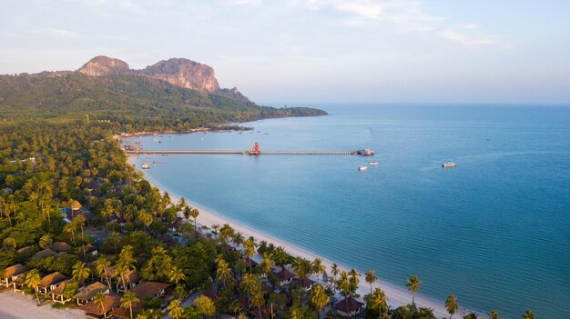 vista aerea dell'isola di koh mook o muk con il molo è una piccola isola idilliaca nel mare di Andaman