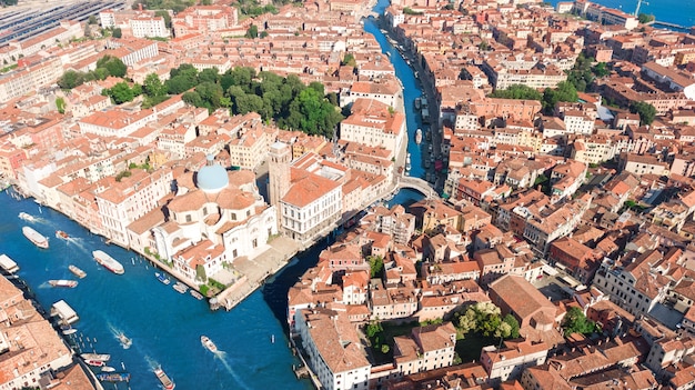 Vista aerea dell'isola di Murano nel mare della laguna veneziana da sopra, l'Italia