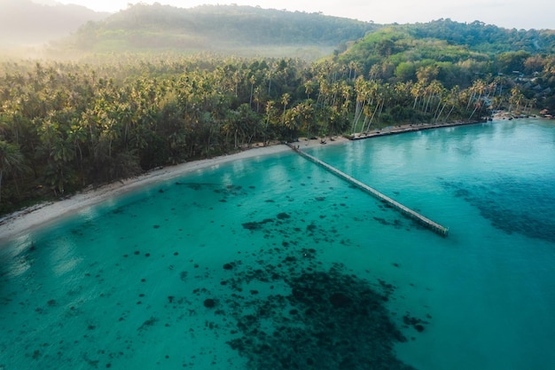 Vista aerea dell'isola e dei boschetti di cocco sull'isola al mattino