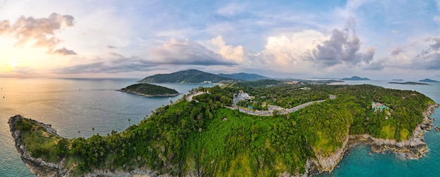 Vista aerea dell'isola tropicale al tramonto