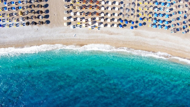 Vista aerea dell'occhio degli uccelli foto Rodi città dell'isola Elli spiaggia un popolare turismo estivo, Dodecaneso, Egeo, Grecia. Foto di droni.