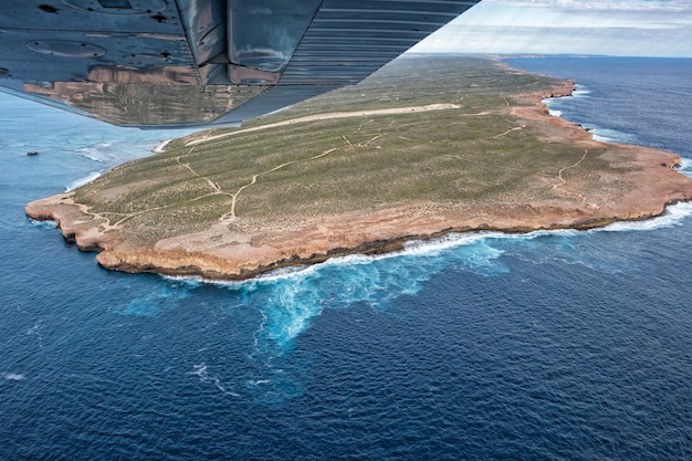 Vista aerea dell'oceano blu del punto ripido nella baia degli squali Australia