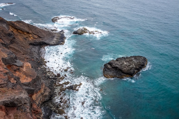 Vista aerea dell'oceano e delle scogliere nell'isola di Santo Antao, Capo Verde