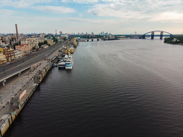 Vista aerea dell'ora legale dello spazio della copia della riva del fiume della città