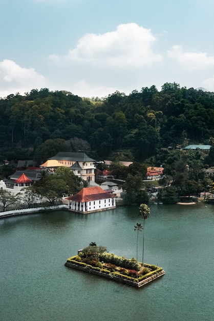 Vista aerea dell'orizzonte della città del lago Kandy e del famoso punto di riferimento Sri Dalada Maligawa Reliquia del sacro dente Il tempio in Sri Lanka