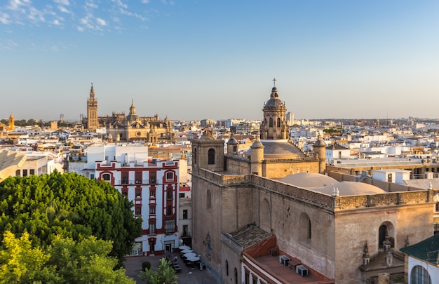 Vista aerea dell&#39;orizzonte della città di Siviglia al tramonto, Spagna