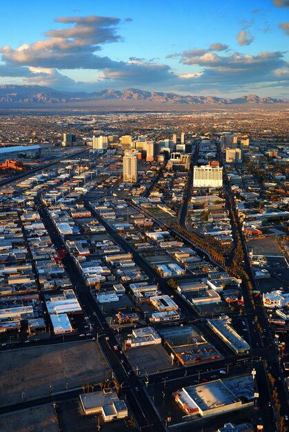 Vista aerea dell'orizzonte della via di Las Vegas con la montagna e gli hotel sulla striscia.