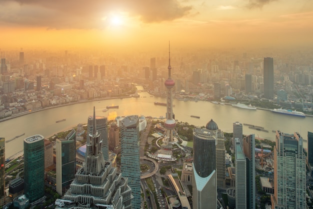 Vista aerea dell&#39;orizzonte di Shanghai al centro di affari centrale di Lujiazui Pudong a Shanghai, Cina.