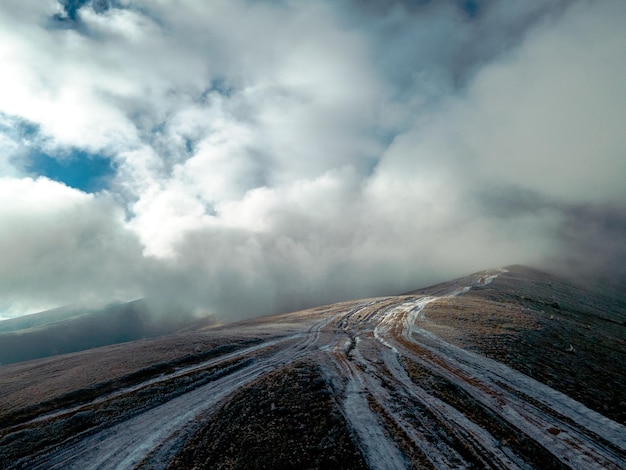 Vista aerea dell'ucraina carpatica della montagna di gemba