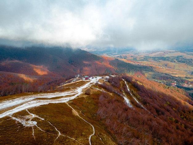 Vista aerea dell'ucraina carpatica della montagna di gemba