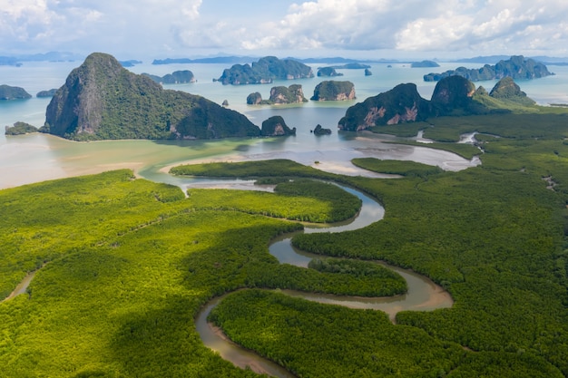 Vista aerea della baia di Phang Nga con la foresta di mangrovie e la montagna nel mare delle Andamane, Thailandia